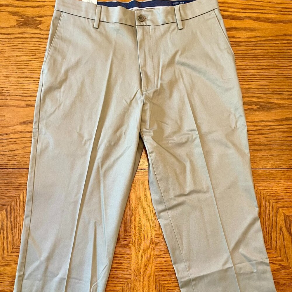 Men's Dockers Signature Khakis Classic Fit | 34 x 30 | Timber Wolf